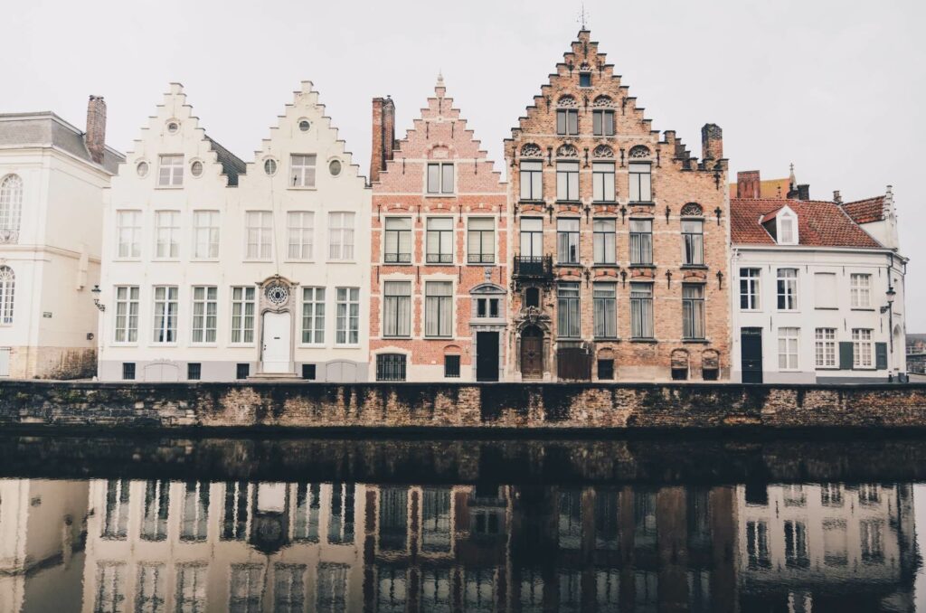 Historische woningen aan de waterkan in Brugge, België.