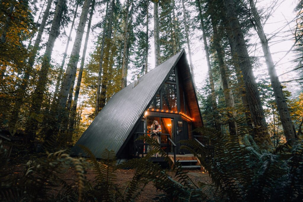 Airbnb hut in een bos