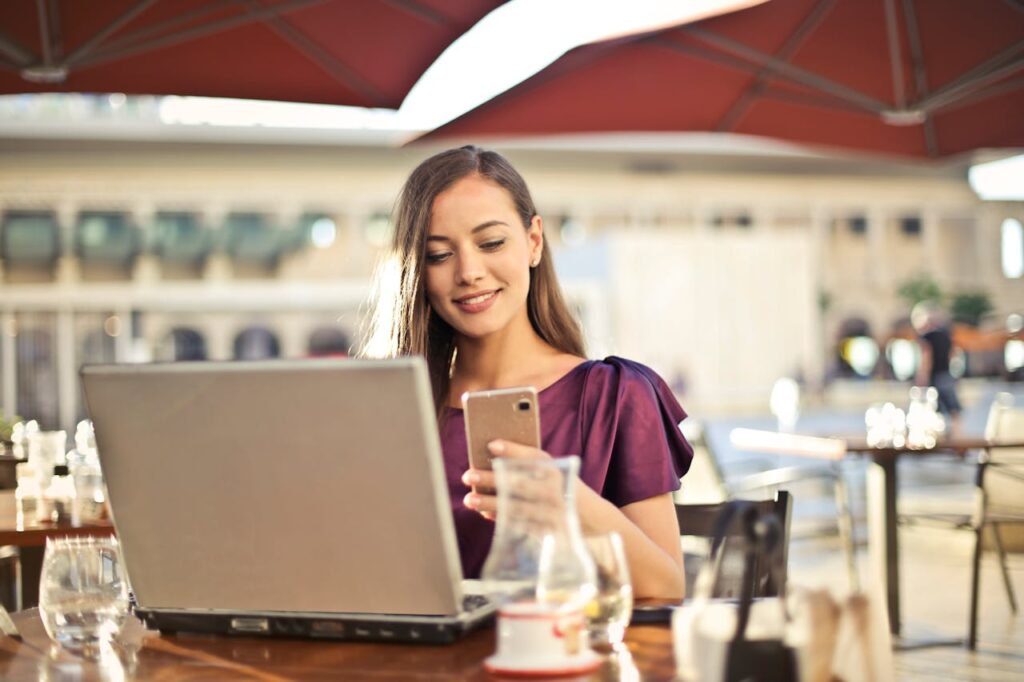 hoeveel dagen mah je verhuren via airbnb belgie. Jonge dame op Laptop